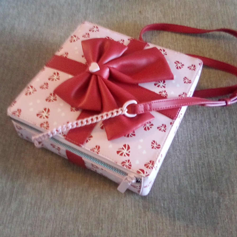 Betsey's Cute As A Button Present Purse!